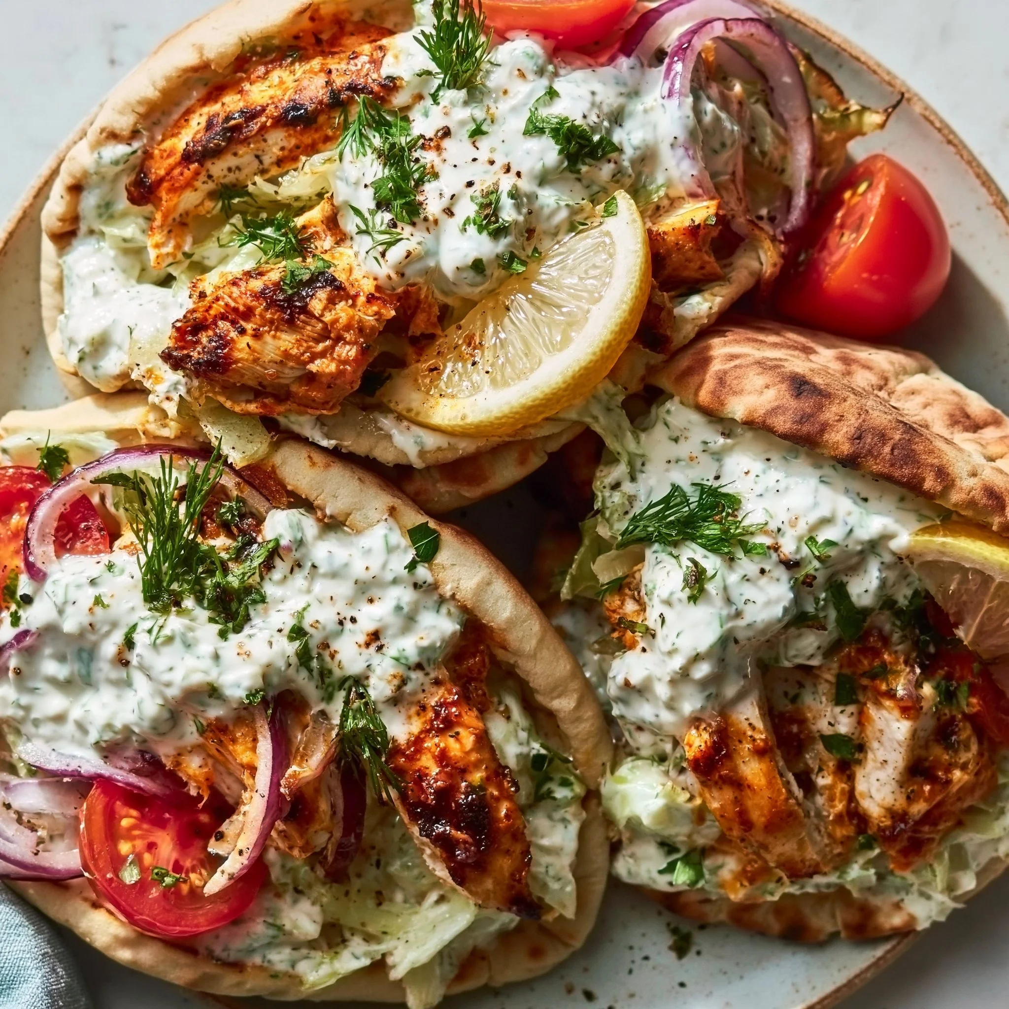Sheet Pan Chicken Pitas mit Kräuter-Ranch