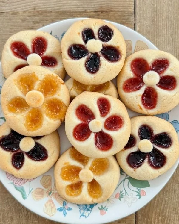 Blütenmarmeladen-Daumenabdruckkekse